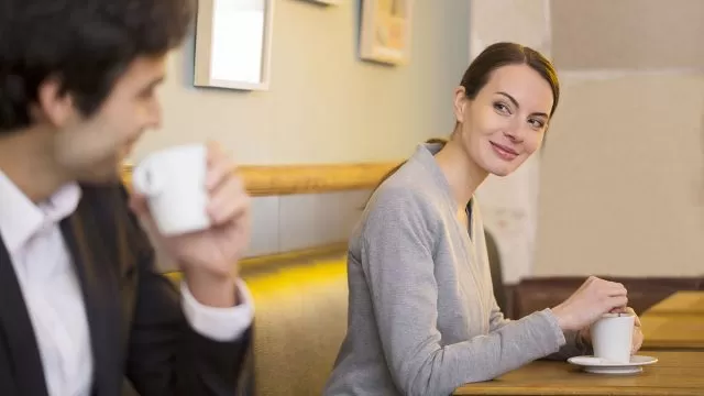 ¿Qué hace un hombre Acuario cuando le gustas?