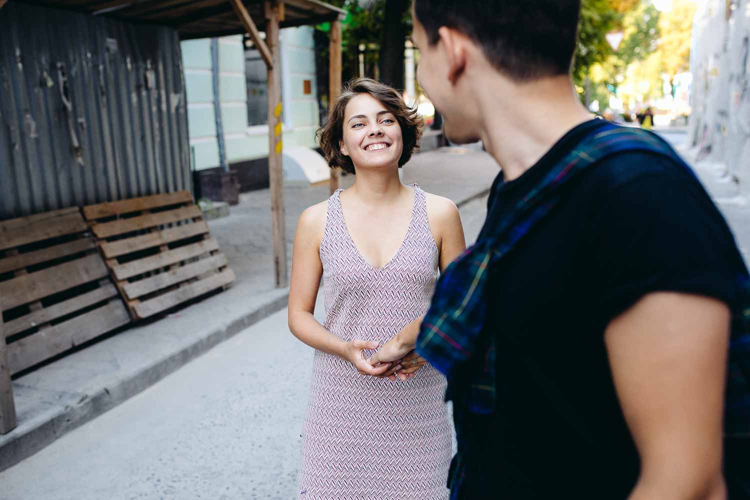 9 Señales claras a Leo Le gustas al hombre (tiene sentimientos por ti)