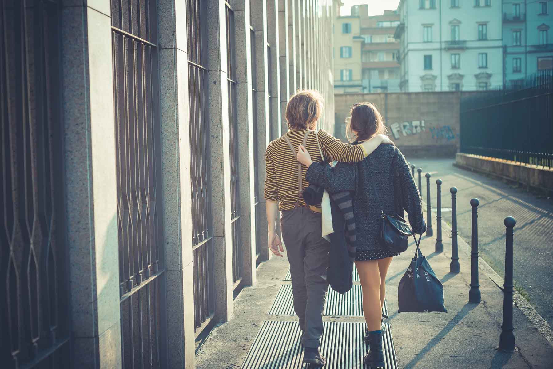 9 señales claras de que le gustas a un hombre cáncer (está interesado)