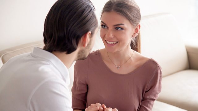 Cómo hablar con un hombre Acuario sobre los sentimientos