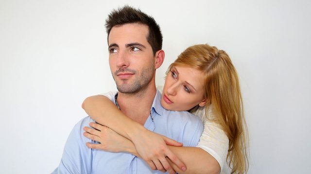 ¿Por qué el hombre Acuario tarda en comprometerse en una relación?