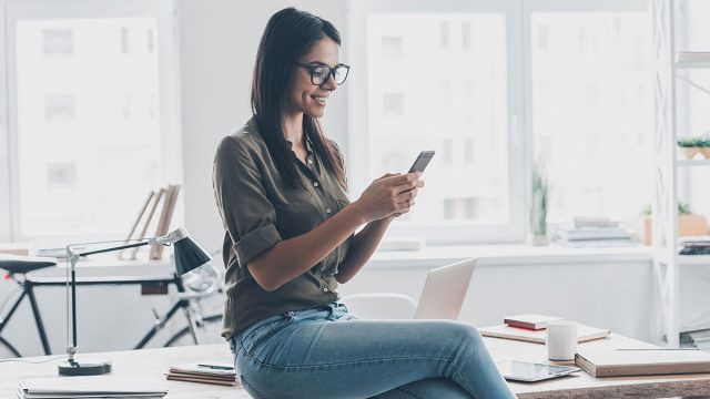 Cómo coquetear con un hombre Acuario a través de mensajes de texto Cómo coquetear con un hombre Acuario a través de mensajes de texto