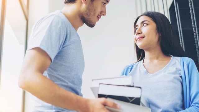 Cómo iniciar una conversación con un hombre Aries