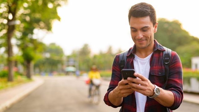 Cómo hacer que un hombre Libra responda a tu mensaje de texto