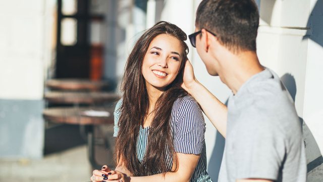 Cómo enviar mensajes de texto a un hombre Aries